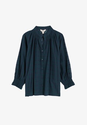 Sötétkék kockás blúz zöld csíkokkal, ráncolt gallérral és mandzsettával, gombos elülső résszel és háromnegyedes puffos ujjakkal.