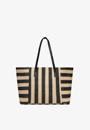 Bolso tote grande de tejido con rayas negras y beige alternadas vertical y horizontalmente, y dos asas largas negras.