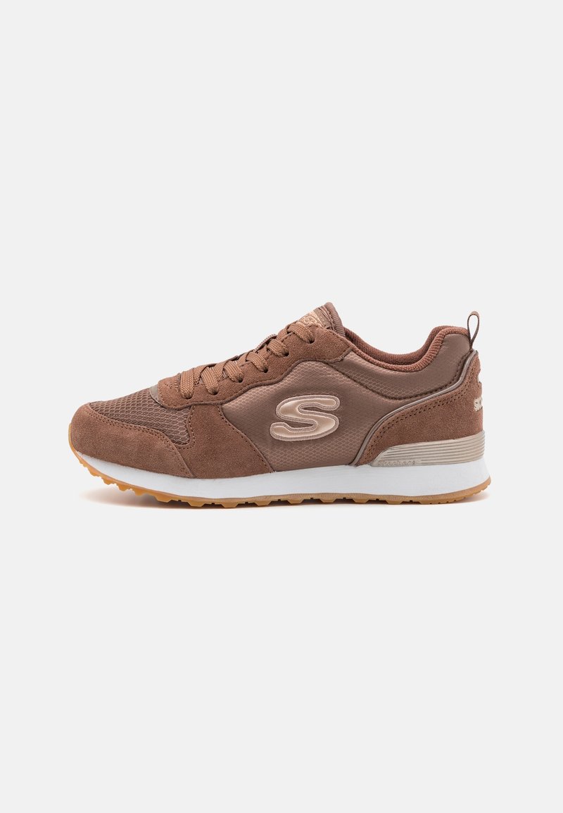 Baskets Skechers marron avec panneaux en daim et en mesh, semelle intermédiaire blanche, semelle extérieure en caoutchouc gomme, et fermeture à lacets.