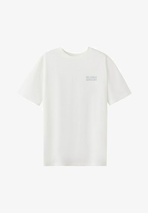 T-shirt bianca a maniche corte con scollo rotondo e piccolo testo stampato sul lato sinistro del petto con la scritta "THE ULTIMATE MEETING SPOT."