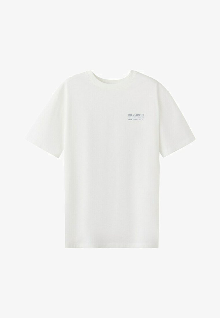 Witte T-shirt met korte mouwen en ronde hals, met kleine tekstdruk op de linkerborst waarop staat "THE ULTIMATE MEETING SPOT."