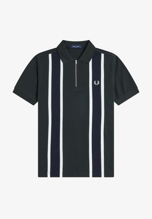 Polo de manga corta negro con cremallera frontal, dos franjas verticales en azul marino y blanco, y un pequeño logo de laurel blanco en el pecho izquierdo.