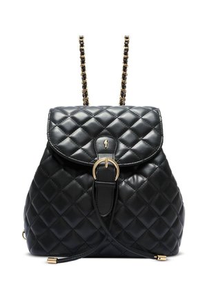 Czarny pikowany skórzany plecak z złotymi łańcuchowymi paskami, przednią klapą z złotą klamrą oraz zapięciem na sznurek.