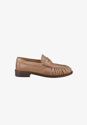 Mocassin en cuir marron avec des détails froncés et un petit talon empilé, présenté de profil sur un fond blanc.