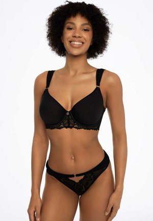 Czarny biustonosz z gładkimi miseczkami i koronkową lamówką, wyposażony w szerokie ramiączka i ozdobne zapięcie z przodu. Do kompletu pasują czarne stringi z koronkowymi akcentami.