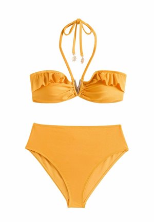 Żółty dwuczęściowy bikini z falbankowym topem bandeau z wiązaniem na szyi z zawieszkami w kształcie słońca i gwiazdy oraz majtkami z wysokim stanem.