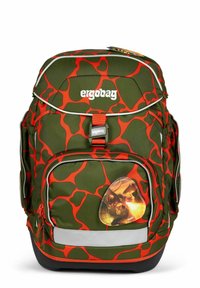 Grüner Rucksack mit orangefarbenem abstraktem Muster, silbernen Reißverschlüssen, reflexiven Akzenten, mehreren Fächern und einem Drachenschlüsselanhänger.