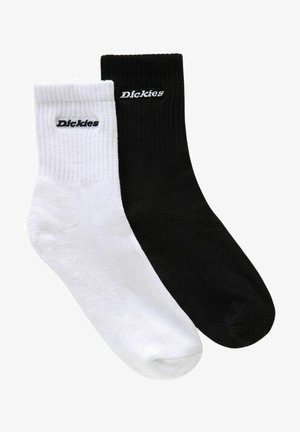 Calcetines de longitud media en blanco y negro, fabricados con una mezcla de algodón. Presentan puños acanalados y el logo bordado de "Dickies" en cada calcetín.