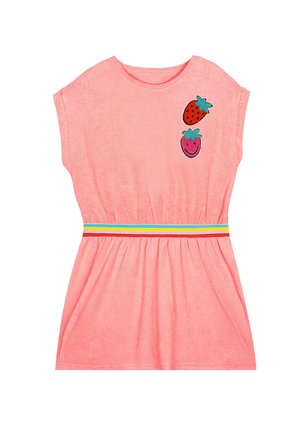 Pink kortærmet kjole med elastisk talje og røde, gule og blå striber samt to jordbærpatches på brystet.