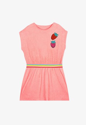 Pinkes Kurzarmkleid mit elastischem Taillenbund, das rote, gelbe und blaue Streifen sowie zwei Erdbeer-Patches auf der Brust zeigt.