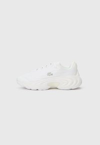 Białe sneakersy z fakturowaną cholewką, wyraźnym wzorem podeszwy, zapięciem na sznurówki i małym logo. Gładka i lekka konstrukcja.