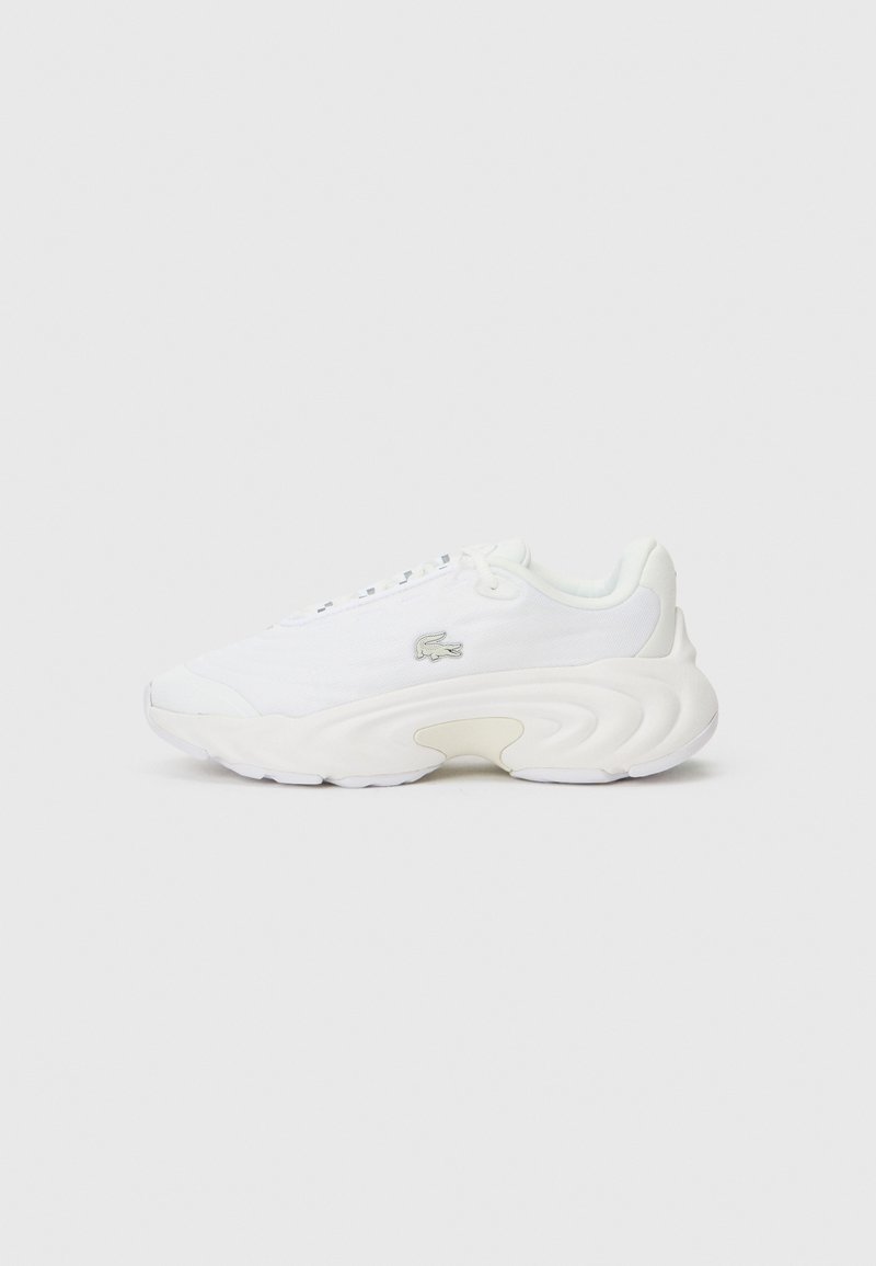 Białe sneakersy z fakturowaną cholewką, wyraźnym wzorem podeszwy, zapięciem na sznurówki i małym logo. Gładka i lekka konstrukcja.