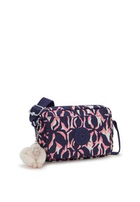 Marinefarbene Umhängetasche mit einem pinken und cremefarbenen abstrakten Muster. Mit abnehmbarem, plüschigem Affen-Schlüsselanhänger und einem runden Logoakzent. Verstellbarer Träger.