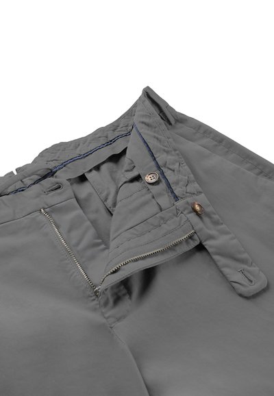 Pantaloni grigi con apertura della cerniera lampo, chiusura con bottone e cuciture interne visibili in vita e fodera delle tasche.