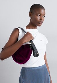 Vivienne Westwood AGNES SMALL SHOULDER BAG - Handväska - purple