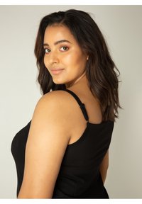 Zwarte tanktop met verstelbare schouderbanden en een aansluitend ontwerp, met een soepele stofstructuur en een ronde halslijn.