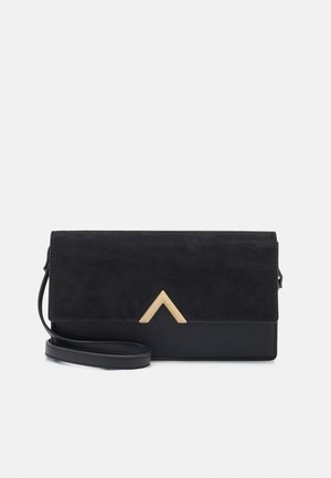 Bolso de mano rectangular negro con solapa de ante, cierre en forma de cheurón dorado y correa fina para la muñeca desmontable sobre un fondo blanco.