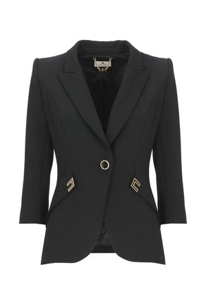 Blazer nero su misura con spalle strutturate, chiusura con un solo bottone dorato, maniche a tre quarti e accenti geometrici dorati in vita.