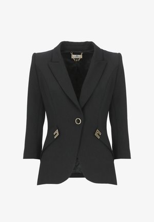 Blazer nero su misura con spalle strutturate, chiusura con un solo bottone dorato, maniche a tre quarti e accenti geometrici dorati in vita.