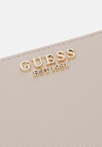 Guess LAUREL SMALL AROUND - Lommebok - taupe