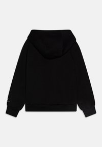 Svart huva tröja med lång ärm och ribbade mudd, sedd bakifrån mot en enfärgad vit bakgrund.