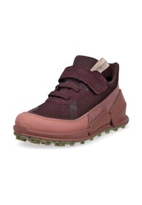 Scarpa sportiva con tomaia in rete bordeaux, suola in gomma rosa e strap in Velcro. Presenta un motivo testurizzato e materiali a contrasto per una migliore aderenza.