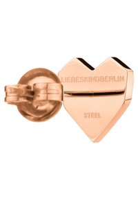 Orecchino a forma di cuore in acciaio inossidabile colore oro rosa, con incisione del nome del marchio e dettaglio della chiusura rotonda per un fissaggio sicuro.