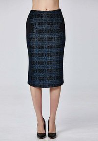 Jupe en tweed bleu ajustée avec poches latérales noires et un ourlet à hauteur de genoux, présentant un motif texturé et une finition lisse.