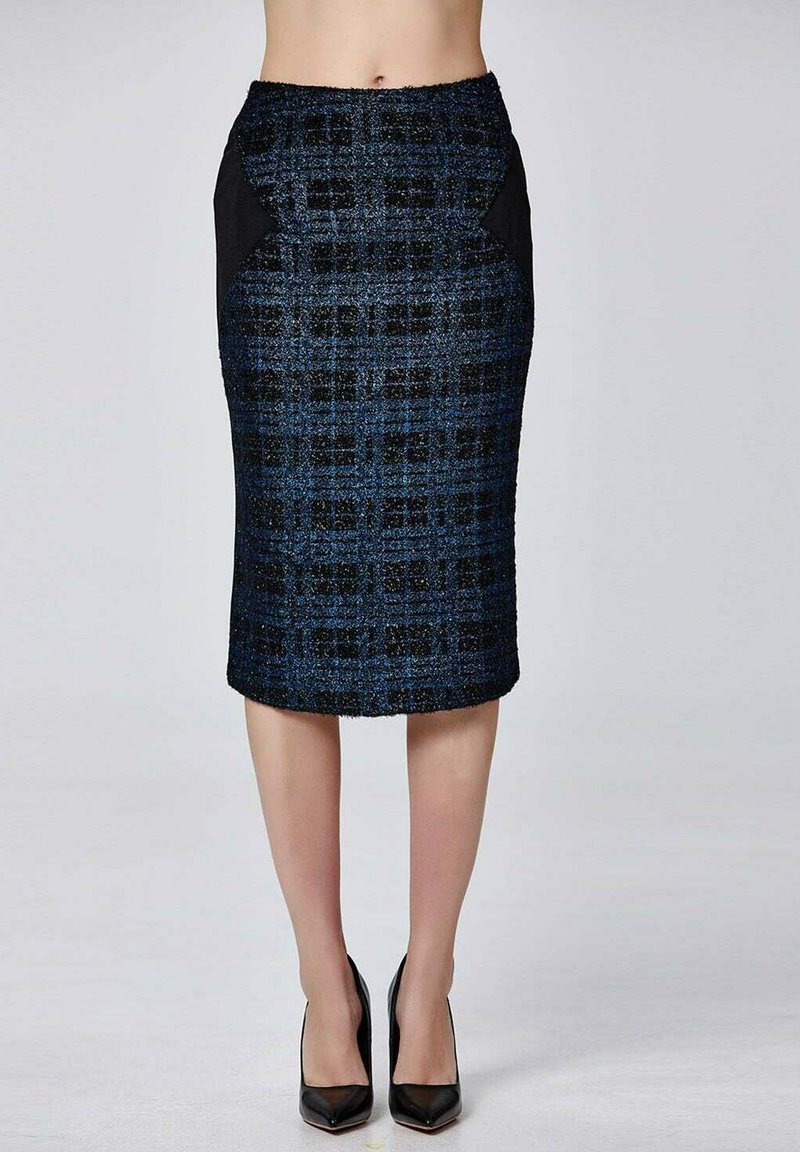 Jupe en tweed bleu ajustée avec poches latérales noires et un ourlet à hauteur de genoux, présentant un motif texturé et une finition lisse.