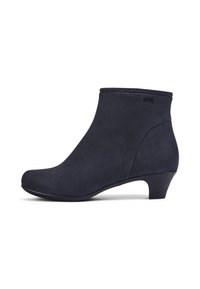 Stivale alla caviglia in suede blu navy con punta arrotondata e tacco corto a cono. Presenta un design senza cuciture con una texture sottile.