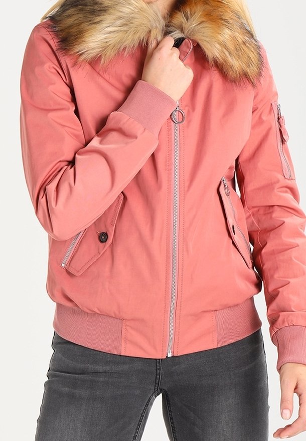 Růžová bomber bunda s límcem z umělé kožešiny, zapínání na zip v přední části, dvě přední kapsy, žebrované manžety a lem, s hladkým, lesklým povrchem.