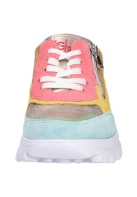 Sneaker colorato con una combinazione di suede rosa, giallo, oro e blu. Presenta lacci bianchi, un dettaglio con zip e una suola bianca texturizzata.