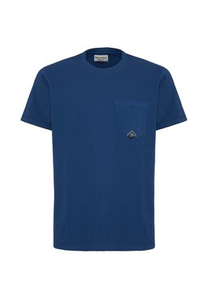 T-shirt blu marina a maniche corte con scollo rotondo e taschino sul petto sinistro, con una piccola toppa logo a rombo in bianco e nero.