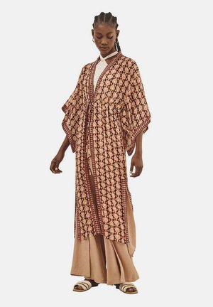 Prenda exterior de estilo kimono, con una tela estampada en tonos de marrón y crema, con mangas amplias y una cintura atada.