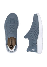 Baskets bleues à enfiler avec un tissu texturé, une partie arrière lisse de couleur grise et une semelle en caoutchouc blanche. Elles possèdent des trous de ventilation et un design à motif.