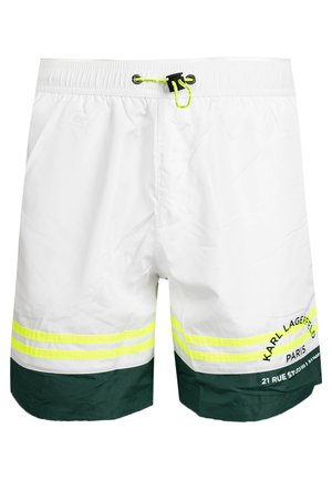 Hvide badebukser med en mørkegrøn kant, der har vandrette neongule striber og trykt tekst med et logo foran. Elastisk talje.