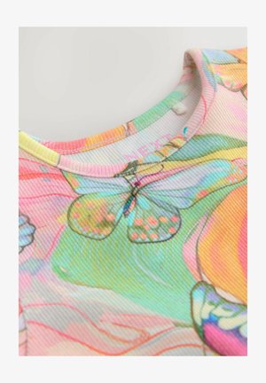 Tissu ribbé multicolore avec un imprimé floral et de papillons. Encolure ronde avec des teintes douces de rose, vert et aquarelle. Étiquette de marque visible.