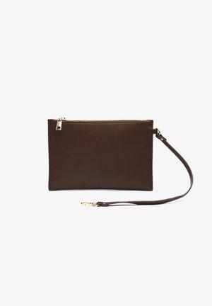 Bruine leren clutch met een gladde textuur, ritsluiting en een afneembare polsband; heeft gouden hardwareaccenten.