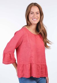 Korallefarbene Leinenbluse mit rundem Halsausschnitt, dreiviertel langen Rüschensälen und einem ausgestellten Saum mit Spitzenbesatz.