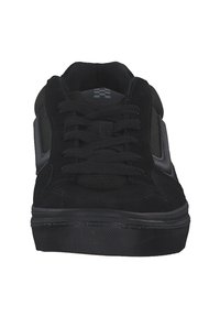 Sneaker nere con tomaia in suede e mesh, lacci piatti, linguetta imbottita, suola in gomma e dettagli del logo discreti sulla linguetta e sul lato.