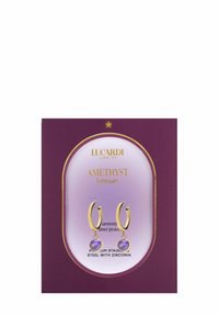 Goldene Creolenohrringe mit lila Amethyst-Anhängern, die auf einer lila Karte präsentiert werden. Hergestellt aus hochwertigem Edelstahl mit Zirkonia-Akzenten.