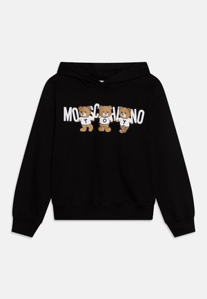 Felpa nera con cappuccio presenta una grafica frontale con tre orsi dei cartoni e il testo "MOSCHINO TOY" in bianco. Realizzata in morbido tessuto con una vestibilità rilassata.