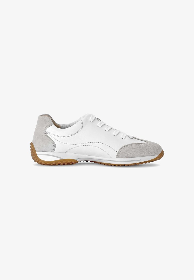 Baskets en cuir blanc avec accents en daim gris sur le bout et le talon, lacets blancs, et semelle en caoutchouc marron à adhérence texturée.
