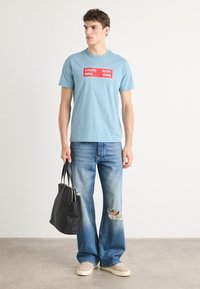 Calvin Klein Jeans BOX GRAPHIC TEE - Marškinėliai su spaudiniu - smoke blue