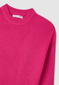 Sweter wełniany w jaskrawym różu z ryżowym splotem, z okrągłym dekoltem i luźnym krojem. Etykieta pielęgnacyjna widoczna w środku.