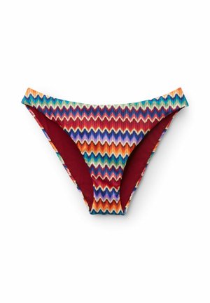 Kalhotky bikin s nízkým pasem s barevným cikcak vzorem a tmavě červenou vnitřní podšívkou, zobrazené na plocho na bílém pozadí.