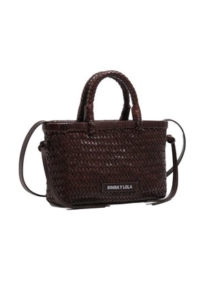 Bolso de mano de cuero trenzado marrón oscuro con asas cortas, correa de hombro ajustable y etiqueta "BIMBA Y LOLA" en el frente.