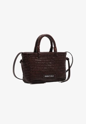 Bolso de mano de cuero trenzado marrón oscuro con asas cortas, correa de hombro ajustable y etiqueta "BIMBA Y LOLA" en el frente.