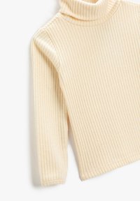 Cremefarvet ribbet turtleneck sweater med lange ærmer, blød tekstur og tætsiddende design.