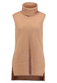 Ermeløs turtleneck sweater i lys beige med ribbet tekstur, sideslids og høj krave. Blødt strikket materiale hænger løst.